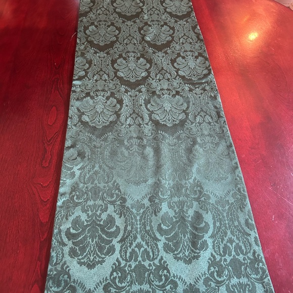 Elegant Green Damask Table Runner - Picture 5 of 5